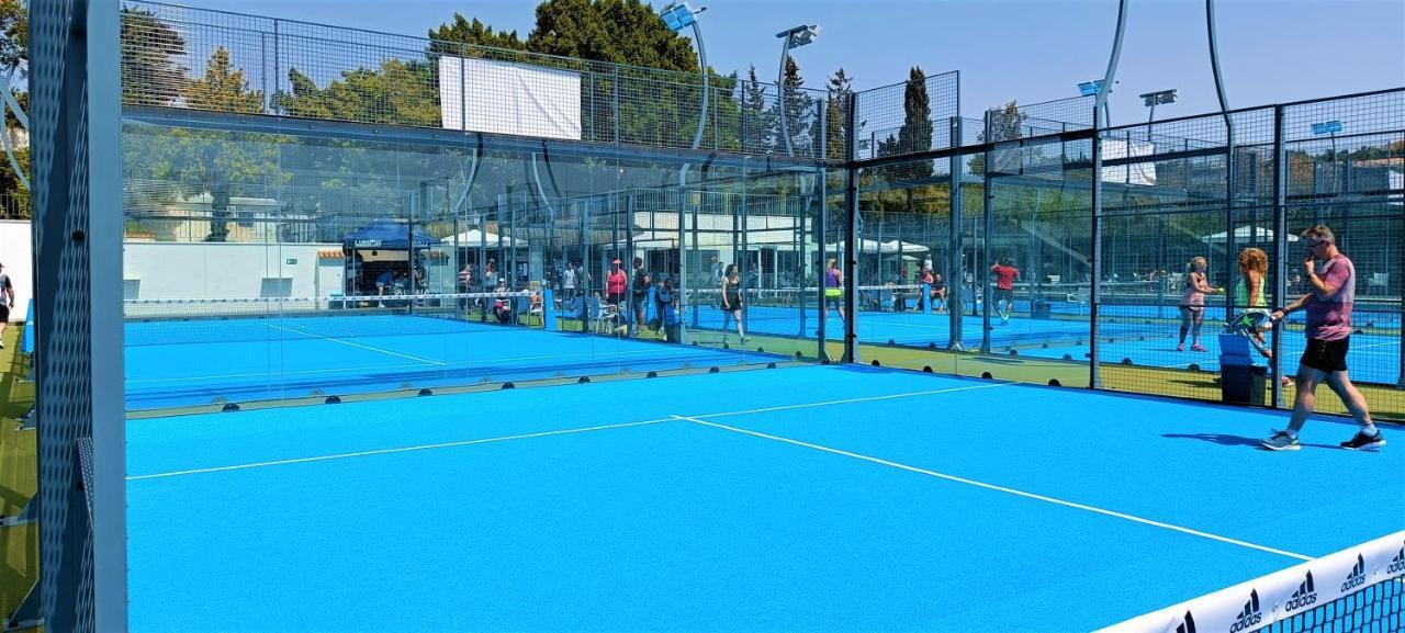 Ample Luxury Fancy Golf & Padel Lejlighed Marbella
